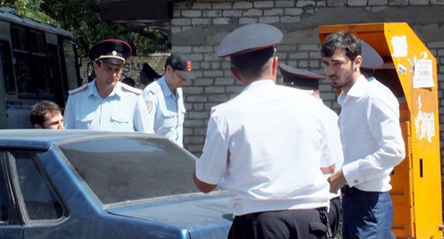 Полицейские остановили водителя, проезжавшего мимо салафитской мечети. Махачкала, 6 августа 2016 года. Фото Патимат Махмудовой для "Кавказского узла"