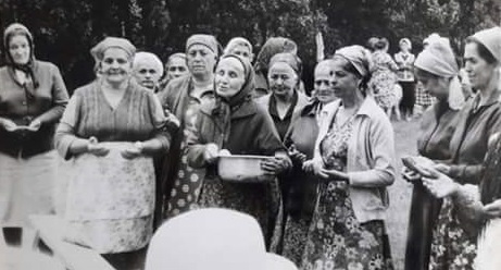 Молебен у Тюльпанового дерева, 80-е годы.  Фото: группа "Хэкужь" в соцсети "ВКонтакте", https://vk.com/public133046796?z=photo-133046796_456242403%2Falbum-133046796_00%2Frev