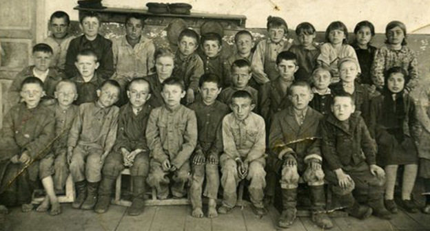 На снимке: 1940-е гг. Большинство детей - из депортированных семей. Ученики первого класса макинской школы, пятый слева в первом ряду – Алихан Ахильгов. Фото из его семейного архива А.Ахильгова.