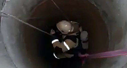 Сотрудник пожарно-спасательной г. Грозного во время спасательной операции в колодце.  Фото  http://www.grozny-inform.ru/main.mhtml?Part=11&PubID=86007