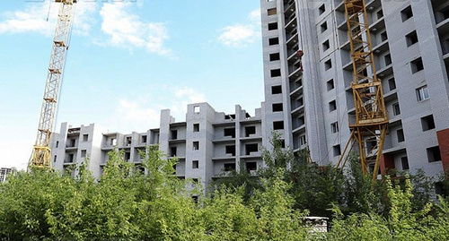 16-этажный трехсекционный дом в ЖК «Атлант» Дзержинского района компания «Юниж-строй»
 Фото http://bloknot-volgograd.ru/news/dolshchiki-dozhdalis-vozobnovleniya-stroitelstva-zh-856065?sphrase_id=304731