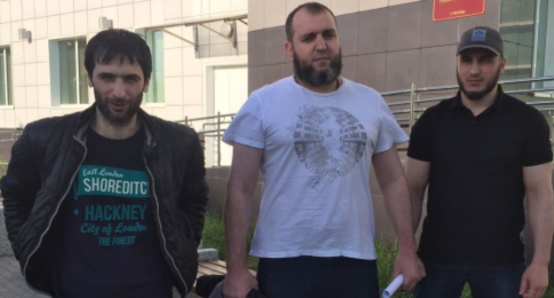 Хамид Ражапов и братья Цетиевы - Хусейн и Саид-Магомед у здания Щербинского суда 27 июня 2017 года. Фото: Татьяна Гантимурова для ""кавказского узла".