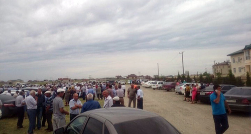 Жители Ногайского района у здания администрации ожидают разрешения политического конфликта, 7 июля 2017 . Фото Аси Капаевой
