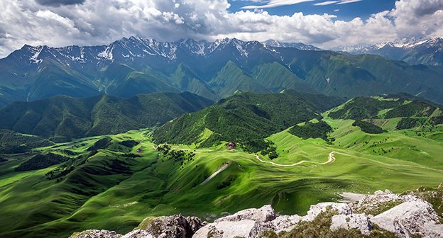 Вид на Кавказские горы (хребет), Ингушетия. Фото Тимур Агиров https://ru.wikipedia.org/wiki/Ингушетия 