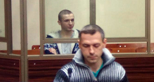 Артур Панов в Северо-Кавказском окружном военном суде. На переднем плане - переводчик и адвокат Панова. Фото Константина Волгина для "Кавказского узла" Артур Панов в Северо-Кавказском окружном военном суде. На переднем плане - переводчик и адвокат Панова. Фото Константина Волгина для "Кавказского узла"
