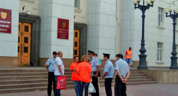 Обманутые дольщики перед Законодательным собранием Ростовской области. Ростов-на-Дону, 22 июня 2017 г. Фото Константина Волгина для "Кавказского узла"