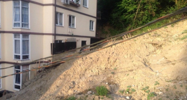 Оползень угрожает разрушением дому в Сочи. Фото: Светлана Кравченко для "Кавказского узла".