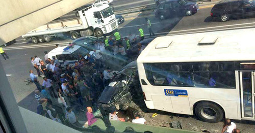 На месте ДТП в Баку. 17 июля 2017 г. Фото http://www.1news.az/society/20170717113133492.html На месте ДТП в Баку. 17 июля 2017 г. Фото http://www.1news.az/society/20170717113133492.html