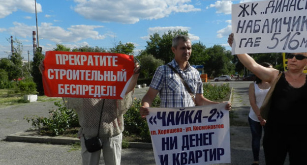 Пикет с требованием решить проблемы обманутых дольщиков  жилых комплексов “Династия” и “Чайка-2”. Волгоград, 15 июля 2017 г. Фото Татьяны Филимоновой для