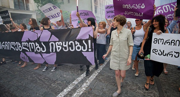Активистки вышли на "Марш женской солидарности" в Тбилиси. 19 июля 2017 г. Фото Sputnik / Alexander Imedashvil
