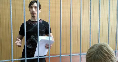 Станислав Зимовец в зале суда. Кадр из видео пользователя Грани.Ру https://www.youtube.com/watch?v=j7cjz-CcuuA

