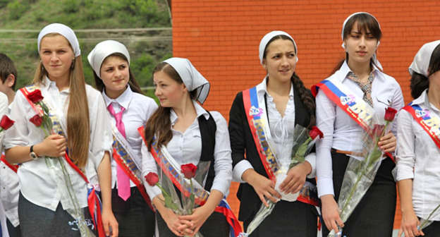 Выпускники чеченской школы. Фото http://www.itumkali.com/chechnya-2/poslednij-zvonok-v-itum-kalinskoj-shkole-foto.htm