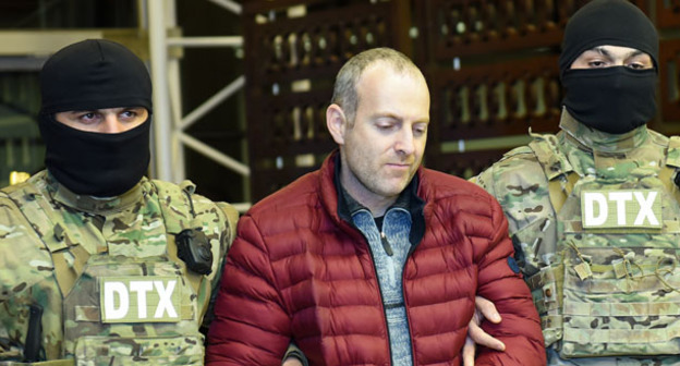 Блогер Александр Лапшин в сопровождении сотрудников Генпрокуратуры. Баку, февраль 2017 г. Фото: SPUTNIK / MURAD ORUJOV


