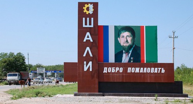 Стелла при въезде в Шали, Чечня. Фото http://ngrz.ru/wp-content/uploads/2015/05/v_chechne_pojavitsja_odna_iz_krupnejshih_mechetej_v_mire.jpg