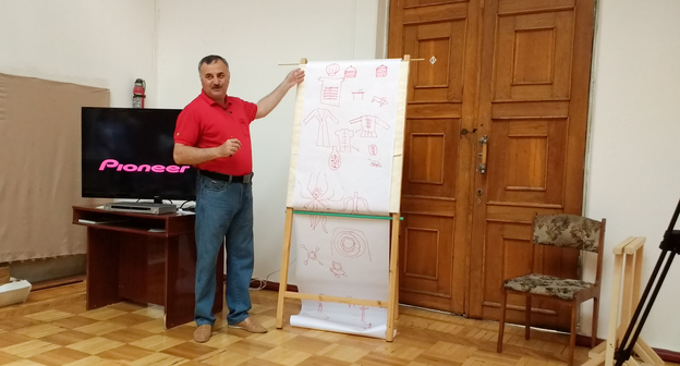 Феликс Наков рассказывает о черкесской национальной одежде и оружии. Фото со страницы Lidia Zhigunova в Facebook.