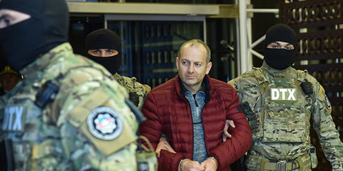 Александр Лапшин (в центре) в бакинском аэропорту. Фото: Sputnik / Murad Orujov Александр Лапшин (в центре) в бакинском аэропорту. Фото: Sputnik / Murad Orujov