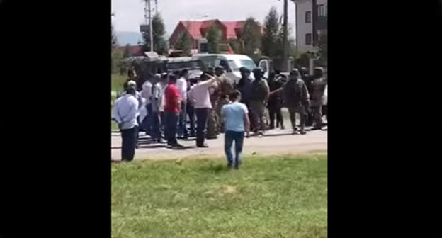 Разгон митинга против миграции. Назрань, 26 июля 2017 г. Кадр из видео пользователя  KAVKAZ LIFE https://www.youtube.com/watch?v=cbcmReibDwg
