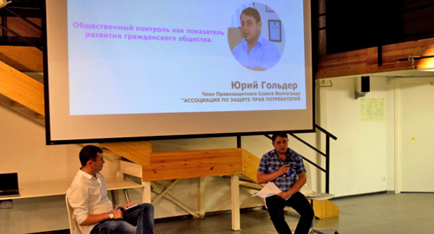 Выступление Член Правозащитного совета Волгограда Юрия Гольдера (справа). Фото Татьяны Филимоновой для "Кавказского узла"