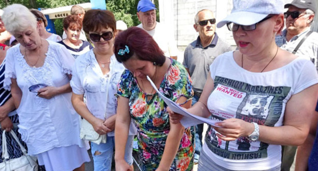 Татьяна Авачева (справа), член инициативной группы. Ростов-на-Дону, июль 2017 г. Фото Вячеслава Прудникова для "Кавказского узла"