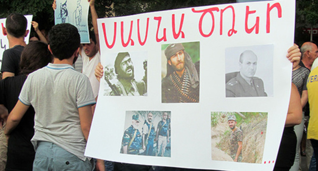 На плакате фотоучастников захвата здания полка ППС. Надпись на плакате: «Сасна Црер» Фото Тиграна Петросяна для "Кавказского узла"

