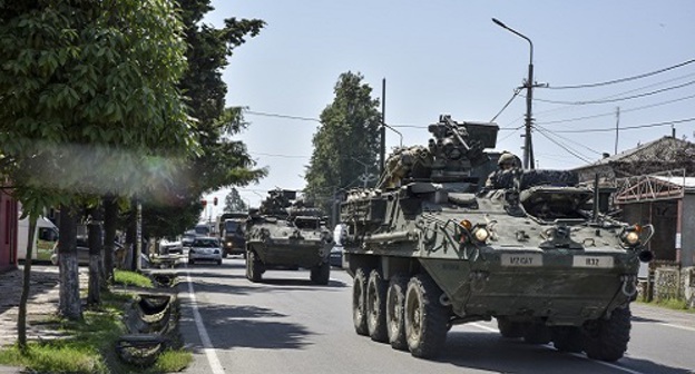 Конвой грузинских военных направляется из Поти в зону учений. Фото из аккаунта Flickr европейского командования ВС США.
https://www.flickr.com/photos/usarmyeurope_images/