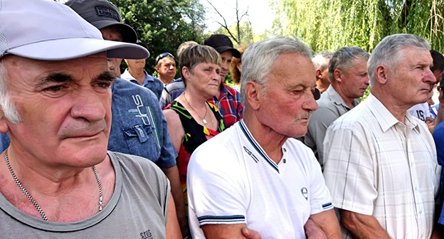 Шахтеры на пикете возле офиса Кингкоула  Фото Вячеслава Прудникова для "Кавказского узла"