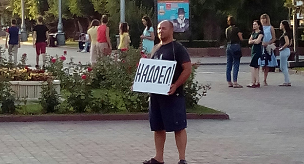 Участник пикета в Волгограде. Фото Татьяны Филимоновой для "Кавказского узла"