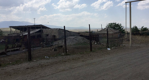 Окраина армянского села. Фото © Sputnik/ Armenuhi Mkhoyan
https://ru.armeniasputnik.am/incidents/20170802/8150966/podozrevaemyj-v-napadenii-v-sele-shamiram-zhil-v-sosednej-oblasti.html