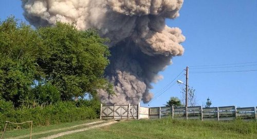 Взрыв на складе боеприпасов в Абхазии. © Фото: предоставлено местным жителем Павлом Отырбой
: http://sputnik-abkhazia.ru/Abkhazia/20170803/1021577876/dvoe-turistov-pogibli-v-rezultate-vzryva-v-primorskom.html Взрыв на складе боеприпасов в Абхазии. © Фото: предоставлено местным жителем Павлом Отырбой
: http://sputnik-abkhazia.ru/Abkhazia/20170803/1021577876/dvoe-turistov-pogibli-v-rezultate-vzryva-v-primorskom.html