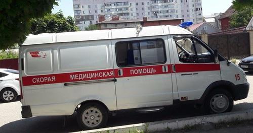 Скорая помощь у здания Черкесского горсуда. 5 августа 2017 года. Фото Аси Капаевой для "Кавказского узла" Скорая помощь у здания Черкесского горсуда. 5 августа 2017 года. Фото Аси Капаевой для "Кавказского узла"