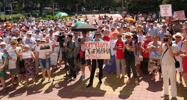 Участники митинга в Геленджике. Геленджик, 5 августа 2017 года. Фото Светланы Кравченко для "Кавказского узла".