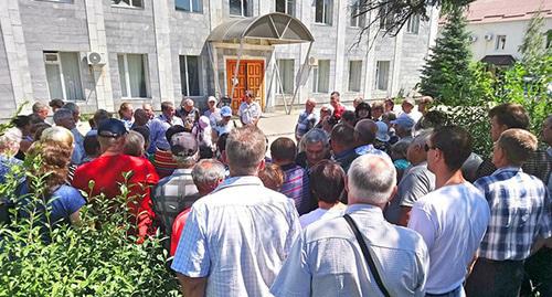 Шахтеры у офиса "Кингкоула". Фото Вячеслвава Прудникова для "Кавказского узла" Шахтеры у офиса "Кингкоула". Фото Вячеслвава Прудникова для "Кавказского узла"