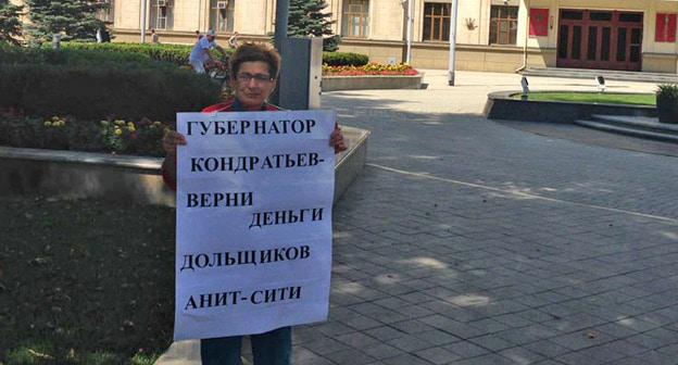 Участница одиночного пикета. Краснодар, 8 августа 2017 г. Фото Светланы Кравченко для "Кавказского узла"