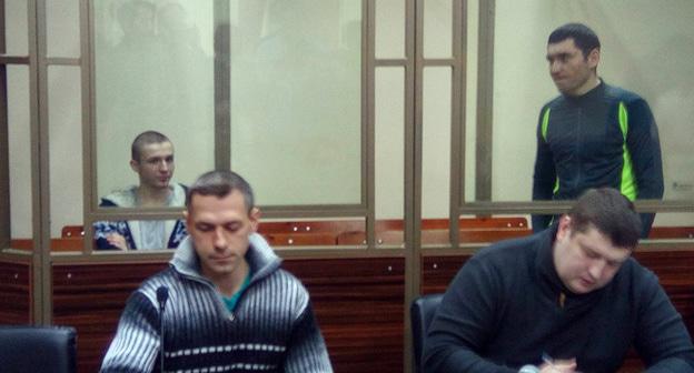 Артур Панов (слева) и Максим Смышляев в Северо-Кавказском окружном военном суде, 14 февраля 2016 года. На переднем плане - переводчик и адвокат Панова. Фото Константина Волгина для "Кавказского узла" 