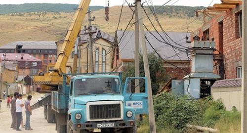 Восстановление электроснабжения. Фото http://www.riadagestan.ru/news/makhachkala/nadezhnoe_elektrosnabzhenie_odnogo_iz_rayonov_makhachkaly_obespechili_spetsialisty_mrsk_severnogo_kavkaza/ Восстановление электроснабжения. Фото http://www.riadagestan.ru/news/makhachkala/nadezhnoe_elektrosnabzhenie_odnogo_iz_rayonov_makhachkaly_obespechili_spetsialisty_mrsk_severnogo_kavkaza/