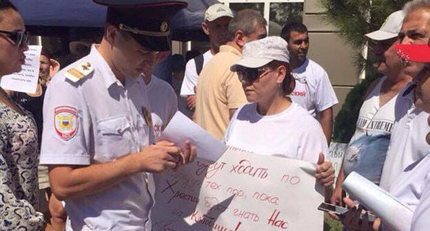 Сотрудник полиции общается с участниками митинга. Геленджик, 5 августа 2017 г. Фото Светланы Кравченко для "Кавказского узла" 