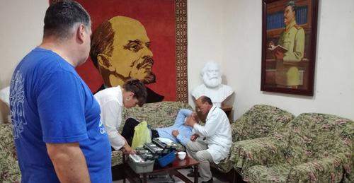 У первого секретаря североосетинского отделения партии "Коммунисты России" Спартака Хугаева поднялось давление и ему вызвали медиков. 14 августа 2017 г. Фото: пресс-службы партии
У первого секретаря североосетинского отделения партии "Коммунисты России" Спартака Хугаева поднялось давление и ему вызвали медиков. 14 августа 2017 г. Фото: пресс-службы партии