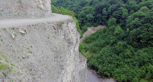 Дорога в Итум-Калинском районе Чечни. Фото http://itum-kali.com/chechnya-gory-itum-kalinskij-rajon/?l?actio Дорога в Итум-Калинском районе Чечни. Фото http://itum-kali.com/chechnya-gory-itum-kalinskij-rajon/?l?actio