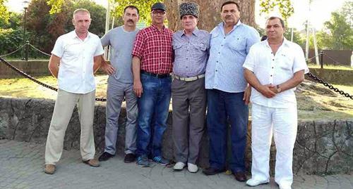 Делегация Кабардино-Балкарии и Руслан Гвашев у священного дерева адыгов в поселке Годловинка Лазаревского района Сочи. Фото Анны Грицевич для "Кавказского узла"