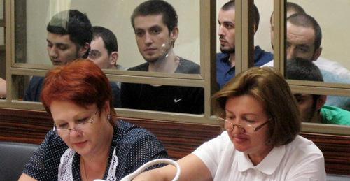 Подсудимые по делу «орджоникидзевского джамаата» в зале суда. На первом плане -
 адвокаты. Ростов-на-Дону, 15 августа 2017 г Фото Константина Волгина для "Кавказского узла"
