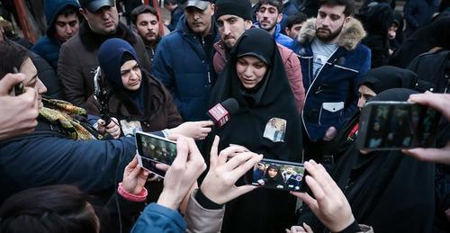 Родственники осужденных по делу беспорядков в Нардаране возле Бакинского суда по тяжким преступлениям. Баку, 25 января 2017 г. Кадр из видео "Кавказского узла" Родственники осужденных по делу беспорядков в Нардаране возле Бакинского суда по тяжким преступлениям. Баку, 25 января 2017 г. Кадр из видео "Кавказского узла"