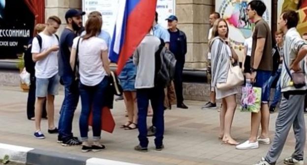 Сторонники Навального на встрече в Армавире 12 июня 2017 года. Фото: https://golos-kubani.ru/v-armavire-policejskie-sobirayut-obyasnitelnye-s-uchastnikov-vstrechi-12-iyunya/