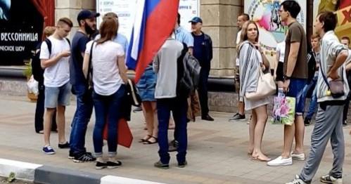Сторонники Навального на встрече в Армавире 12 июня 2017 года. Фото: https://golos-kubani.ru/v-armavire-policejskie-sobirayut-obyasnitelnye-s-uchastnikov-vstrechi-12-iyunya/ Сторонники Навального на встрече в Армавире 12 июня 2017 года. Фото: https://golos-kubani.ru/v-armavire-policejskie-sobirayut-obyasnitelnye-s-uchastnikov-vstrechi-12-iyunya/