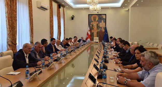 Встреча парламентского большинства и оппозиции Грузии. Фото https://www.facebook.com/parliamentgeo/photos/pcb.1773219662718044/1773216522718358/?type=3&theater