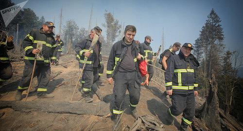 Спасатели на тушении пожара в Горийском районе. Фото  Sputnik/ STRINGER
 https://sputnik-georgia.ru/incidents/20170823/237061134/Pozhar-v-Gorijskom-rajone-Gruzii-lokalizovan.html
