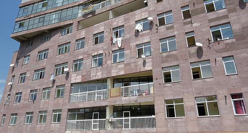 Высотное жилое здание на улице Туманяна построено на благотворительные средства. Фото Алвард Григорян для "Кавказского узла" Высотное жилое здание на улице Туманяна построено на благотворительные средства. Фото Алвард Григорян для "Кавказского узла"