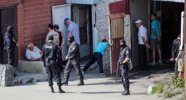 Сотрудники ОМОН в грузинском центре "Золотое руно" в Центральном районе Челябинска . Фото https://lentachel.ru/news/2017/08/25/omon-prishel-v-gruzinskiy-tsentr-ne-dlya-togo-chtoby-poobedat.html