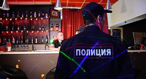 Полицейский в баре. Фото Марии Майер, ИА "Комиинформ" Полицейский в баре. Фото Марии Майер, ИА "Комиинформ"