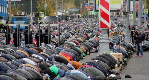 Верующие синхронно совершают земной поклон, следуя за имамом, Москва. Фото  Магомета Туаева для "Кавказского узла"