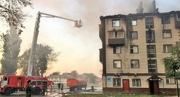 Пожар в пятиэтажном доме в Гудермесе. 27 августа 2017 г. Фото https://chechnyatoday.com/content/view/305560